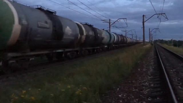 Супер приветливая бригада! 2ТЭ116 с грузовым поездом смотреть онлайн