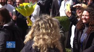 Папа Римский Франциск впервые появился на публике после госпитализации  Понтифик показался на балкон