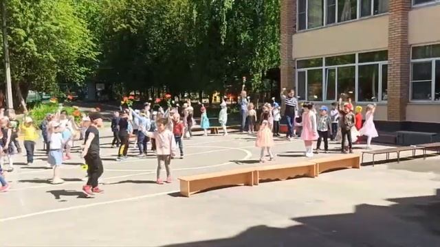 танец "Не рвите цветы" на Празднике Детства-2022 в "Росинке" смотреть онлайн