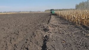 Сломали навеску трактора ДТ-75 при вспашке