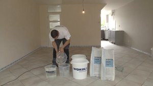 Het egaliseren van een tegelvloer.