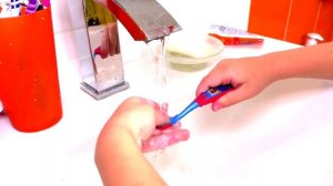 Рома и его новый друг делают зарядку