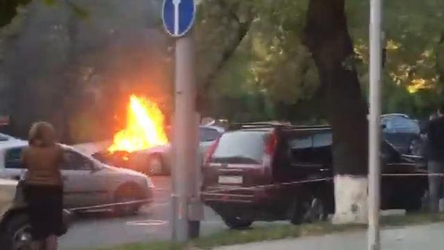 На проспекте Маршала Баграмяна загорелся автомобиль смотреть онлайн