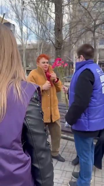 В Донецке дарят весеннее настроение, раздавая бесплатно цветы 🌷