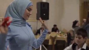 Деспаситу поют,Чеченская девушка.