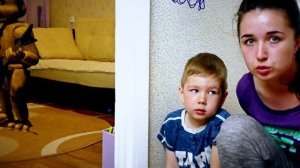 Рома и мама прячутся от МИШКИ ФРЕДДИ в Реальной Жизни!