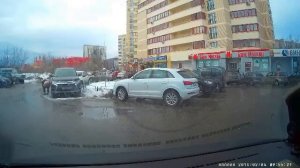 Бабка справляет нужду на машину!!!!!!!!!!!!!