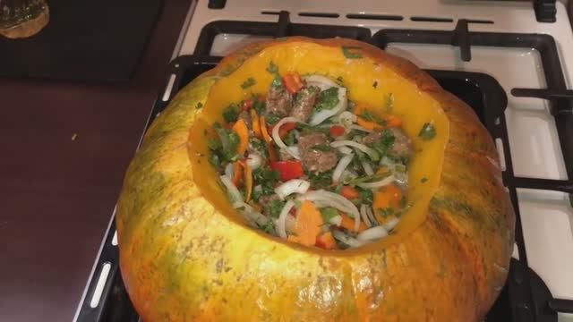 Томлёное мясо с овощами в тыкве. смотреть онлайн