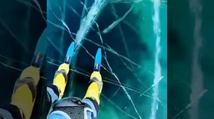 Байкал растрескивается. Lake Baikal ice being cracked