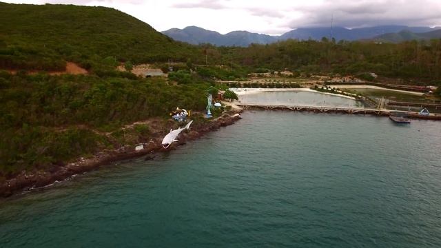 Необычный аквариум, Хон Миеу, Нячанг, Вьетнам с воздуха. Hon Mieu, Nha Trang, Vietnam flying camera смотреть онлайн