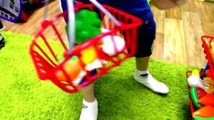 Рома весело играет с друзьями Ника Артем и Рома играют в магазин