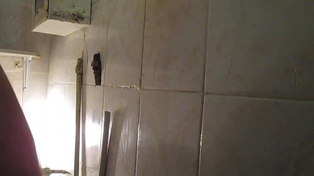 Устранение утечки воды с уголка металлопластикового соединения.
