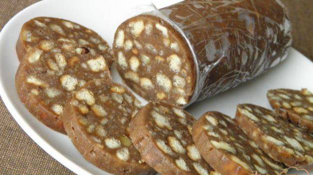 Колбаска сладкая из печенья с орехами