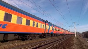 Электровоз ЧС2Т-1036 с поездом №019 «Мегаполис» и приветливый машинист