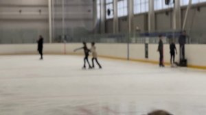 мальчик с девочкой на коньках