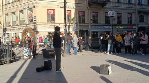 Уличный музыкант в центре Питера.