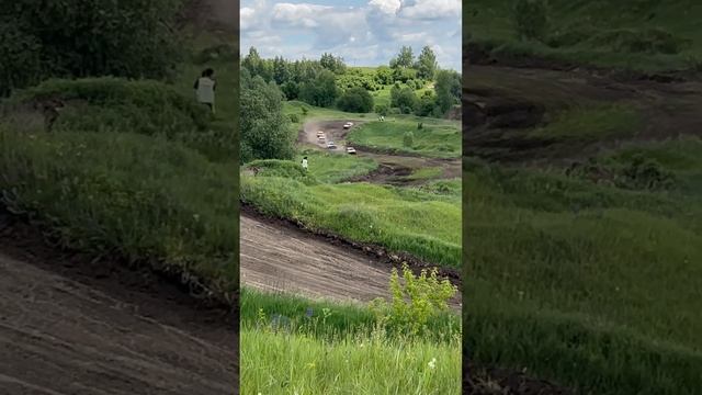 Бьются за первое место #тренды #шортс #ютубшортс #гонки #машины #гонкинавыживание