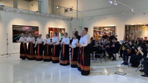 "Беловодье" и Оркестр народных инструментов
Дирижёр Евгений Антонов
Рук. ансамбля Маргарита Любченко