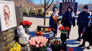 поклонники Юрия Шатунова на могилах известных людей / Троекуровское кладбище 22.03.2025