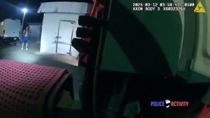 Полицейский выстрелил во владельца ресторана, держащего пистолет, во время вызова на кражу
