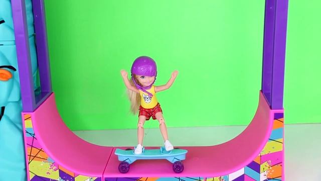 Barbie Sisters House Cleaning Morning Routine Before Going Mcdonald Drive Thru & Skateboard Park смотреть онлайн