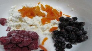 Пирог из лаваша с творогом и ягодами