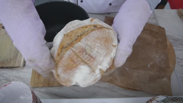 Пшеничный хлеб из муки 2 сорта на закваске.