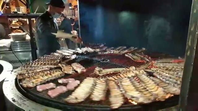 Приготовление рёбер на огне в ресторане Львова. Львов, реберня смотреть онлайн