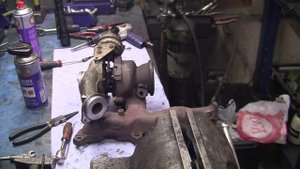 Volkswagen Crafter. Визуальная диагностика турбины. Проверка вакуумного актуатора.