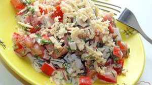 Салат из помидоров с крабовыми палочками и сыром