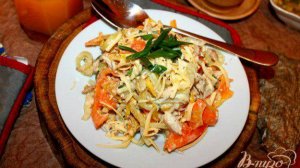 Салат с омлетом, курицей и печеным перцем