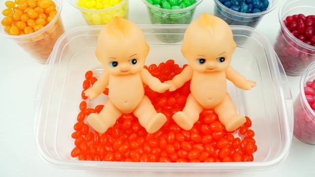 Учим цвета с мягкими сетчатыми мячиками и машинкой для изготовления Play-Doh спагетти Веселые песенк