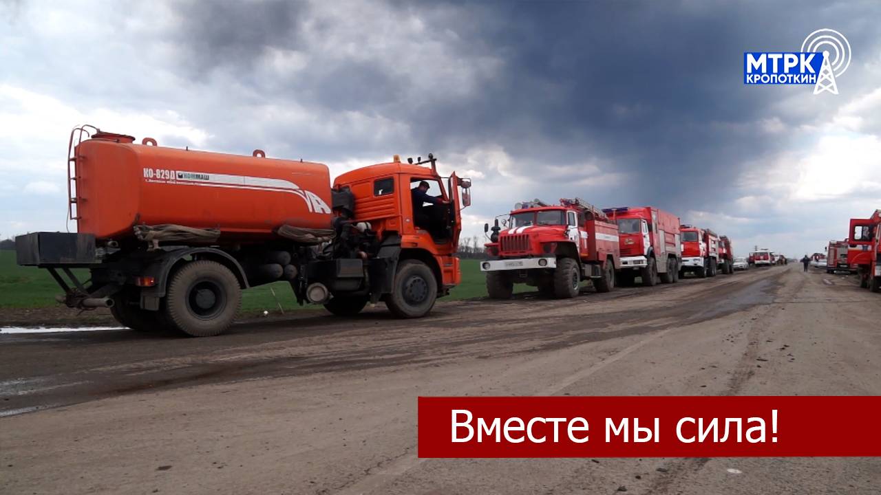Кавказском районе продолжают тушить нефтебазу.