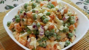 Салат  из яиц, моркови и зеленого горошка