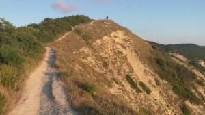 Поход по горам. Пешая прогулка по красивым местам у черного моря.