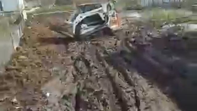 Как отсыпать заболоченный участок погрузчиком Bobcat - steh39.ru смотреть онлайн