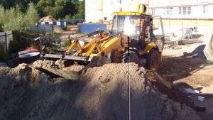 Погрузка лишнего грунта в самосвал трактором JCB 3CX - steh39.ru