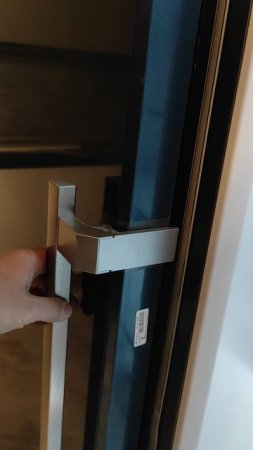 дверь большого холодильника с ручкой-рычагом для легкого открывания