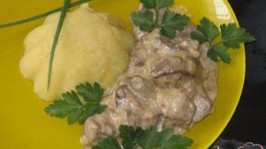 Куриная печень тушенная в сметанно-сырном соусе