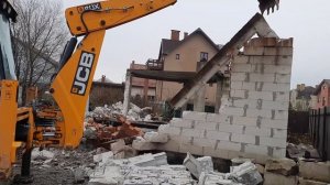 Снос дома экскаватором JCB 4CX: ломаем стены и фундамент ковшом и гидромолотом.