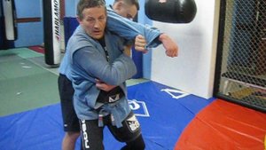 2016 год. Со сменой стойки через спину и махом рукой бросок.