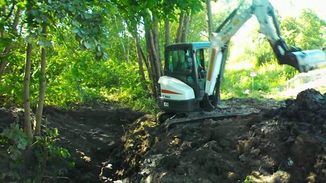 Работа мини экскаватора Бобкэт: копает и чистит канаву смотреть онлайн