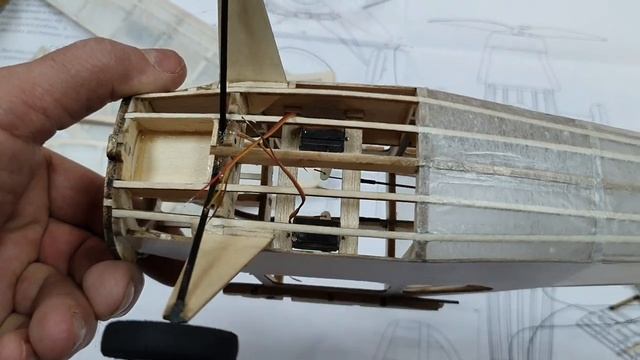 PML-6005 "Як-12А". Обтяжка модели бумагой. Видео 5. смотреть онлайн