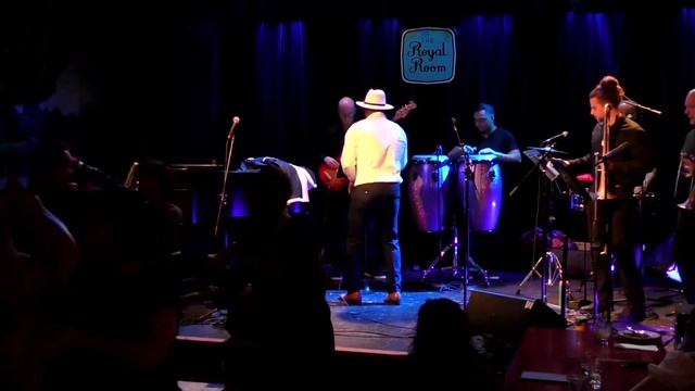 EL ABOGADO DE LA SALSA🎙️AT THE ROYAL ROOM “ UNA MULATA EN LA HABANA /COVER “ EN VIVO 2024 смотреть онлайн