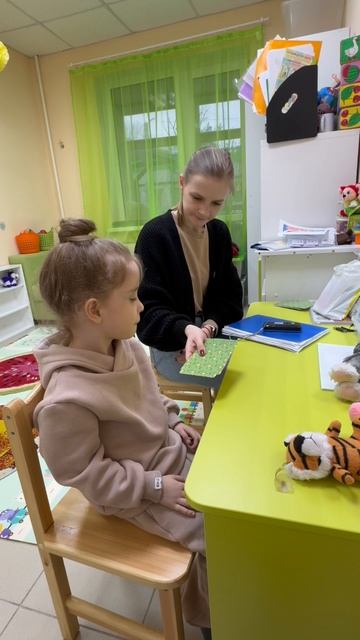 Она не просто слушает, она ещё и подражает услышанному!