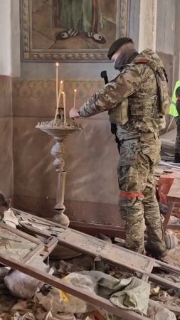 Солдат в разрушенном храме Суджа
