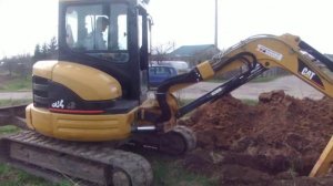 Миниэкскаватор Cat 304C CR копает траншею внутрипоселкового газопровода. Калининград