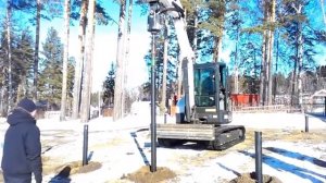 Монтаж винтовых свай мини экскаватором Bobcat