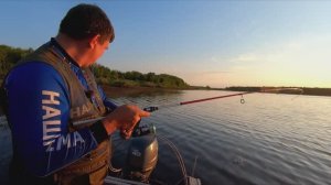 Это жор! Что за конь загибает спиннинг?Рыбалка летом в траве.