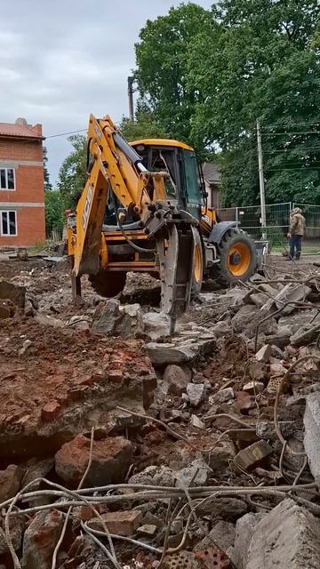 Смотрите и УЧИТЕСЬ: работа гидромолотом #jcb #трактор #стройка #приколы #спецтехника #демонтаж смотреть онлайн